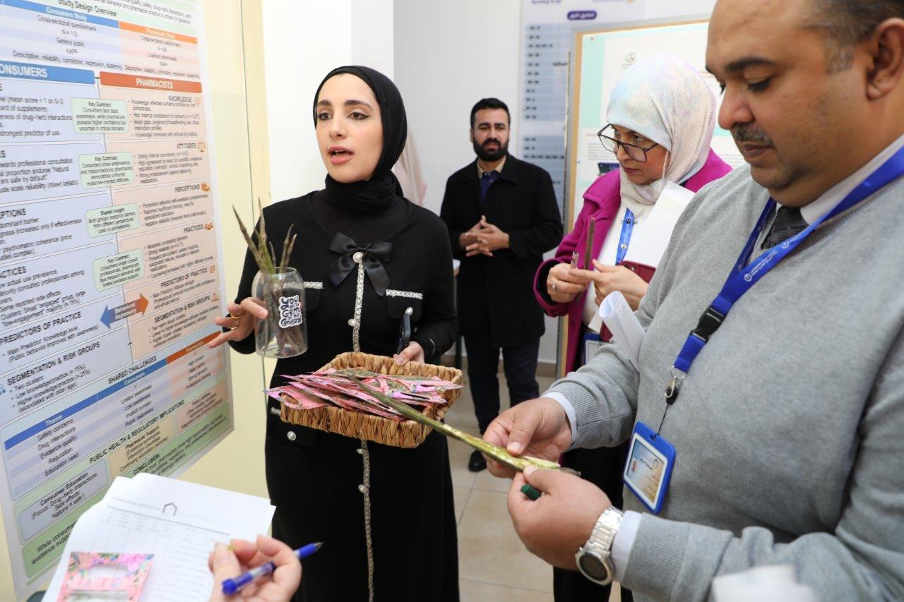 صيدلة "عمان العربية" تنظم عرضًا لمشاريع طلبة الصيدلة البحثية ضمن نهج التعليم القائم على المشاريع5