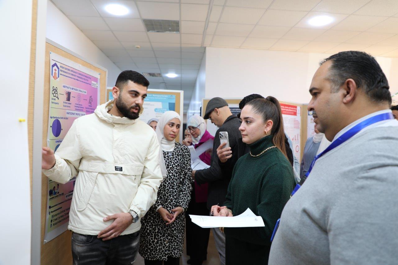 صيدلة "عمان العربية" تنظم عرضًا لمشاريع طلبة الصيدلة البحثية ضمن نهج التعليم القائم على المشاريع8