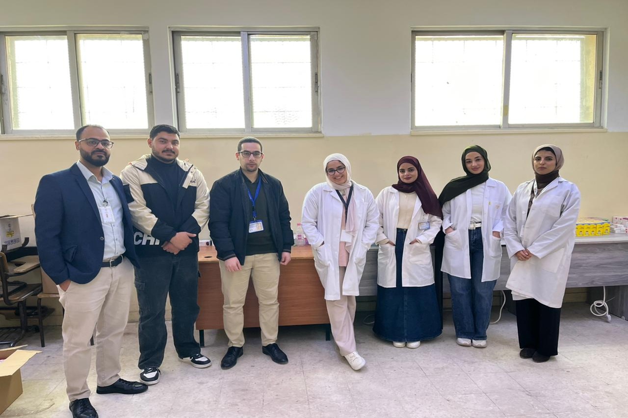 صيدلة "عمان العربية" تعزز دورها المجتمعي في خدمة أكثر من (60) مراجعاً في اليوم الطبي المجاني في عين الباشا3