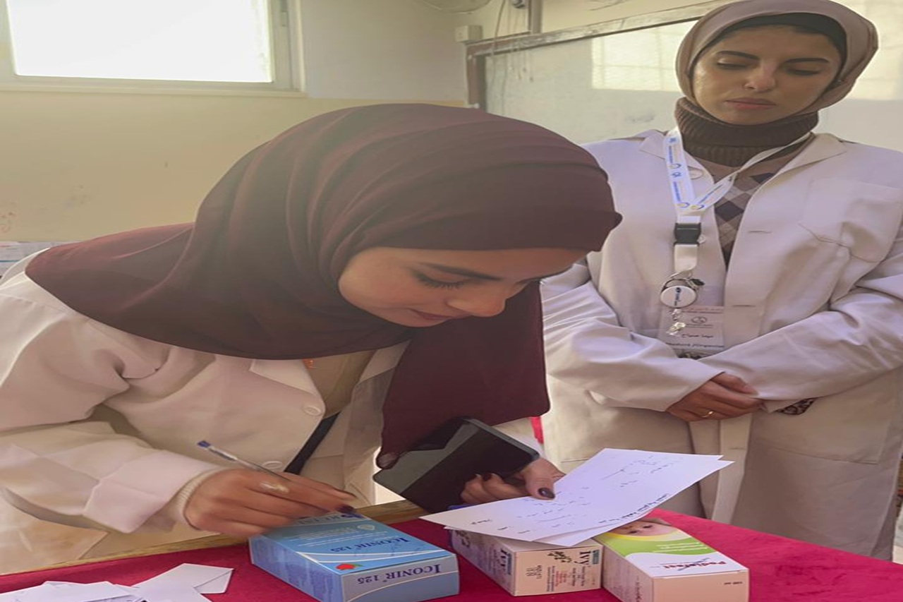 صيدلة "عمان العربية" تعزز دورها المجتمعي في خدمة أكثر من (60) مراجعاً في اليوم الطبي المجاني في عين الباشا5