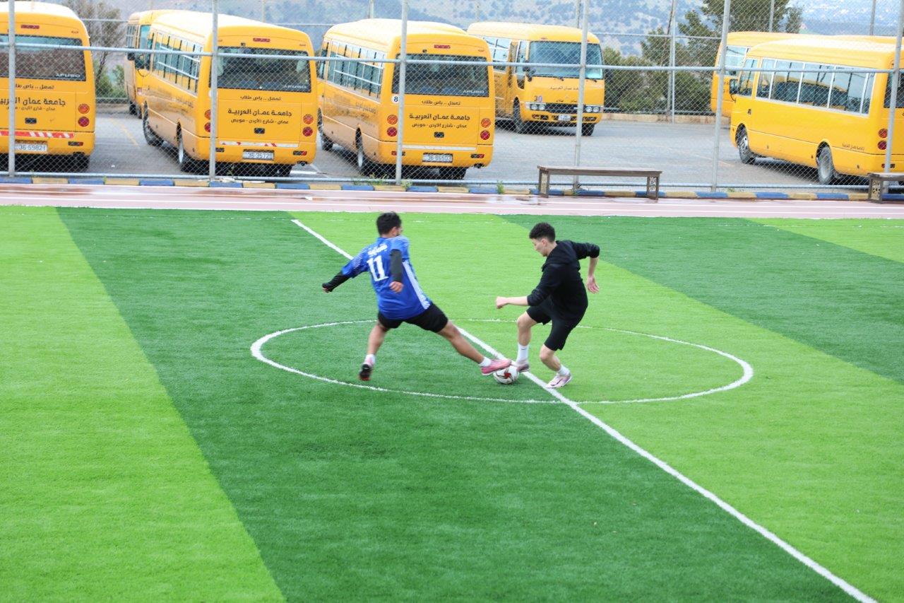 جامعة عمان العربية تنظم مباراة ودية مع مدارس العمرية في أجواء رياضية مميزة1