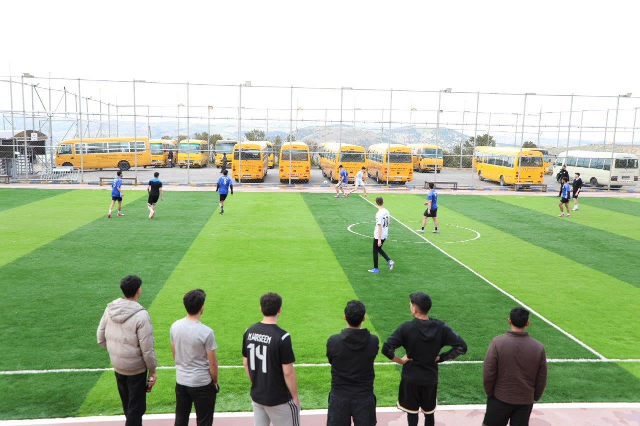 جامعة عمان العربية تنظم مباراة ودية مع مدارس العمرية في أجواء رياضية مميزة3