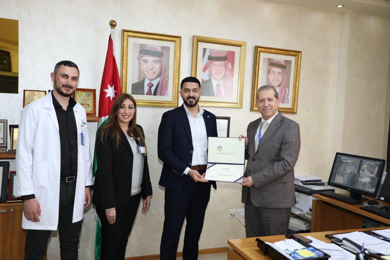 جامعة عمان العربية تعقد دورة تدريبية في الإنعاش القلبي الرئوي واستخدام جهاز (AED) بالتعاون مع شركة (ZOll) العالمية6