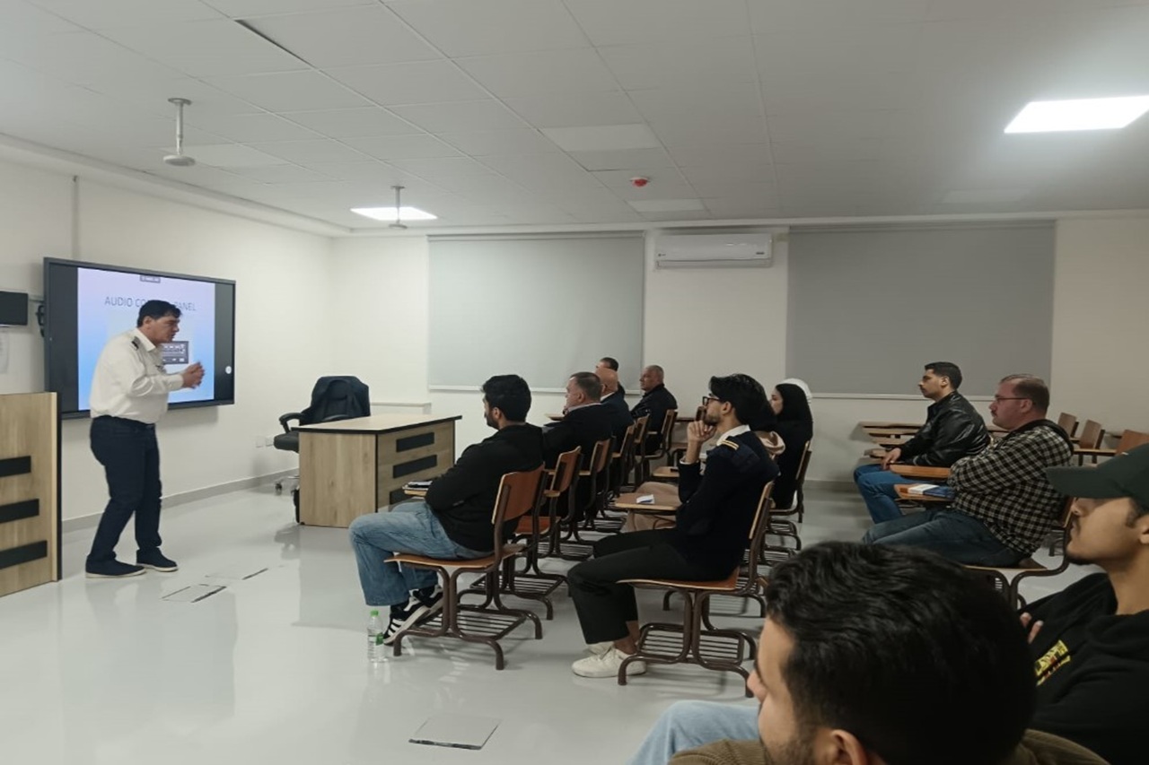 كلية علوم الطيران في "عمان العربية" تنظّم ورشة متخصصة بعنوان " Communication and Navigation ND-PFD"1