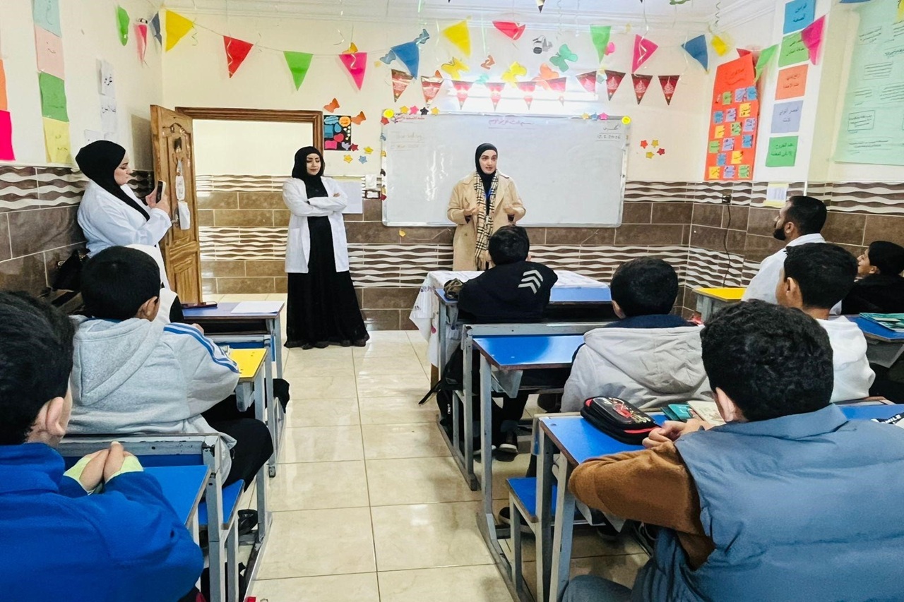 طلبة صيدلة "عمان العربية" يقدمون ورشة توعوية حول السمنة والتغذية الصحية في "أكاديمية بريق المجد النموذجية"2