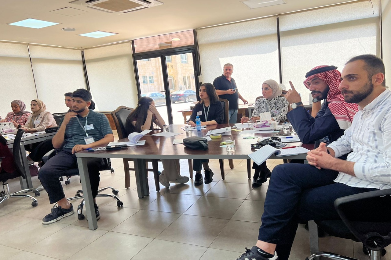 الطالبة آن من جامعة عمان العربية تختتم مشاركتها في برنامج "نشامى" لإعداد القادة الشباب بـ(80) ساعة تدريبية نوعية1