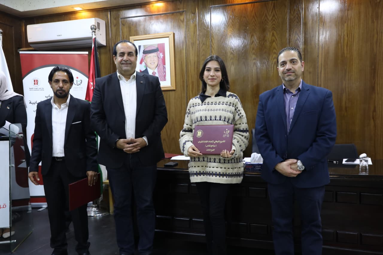 الطالبة آن من جامعة عمان العربية تختتم مشاركتها في برنامج "نشامى" لإعداد القادة الشباب بـ(80) ساعة تدريبية نوعية9