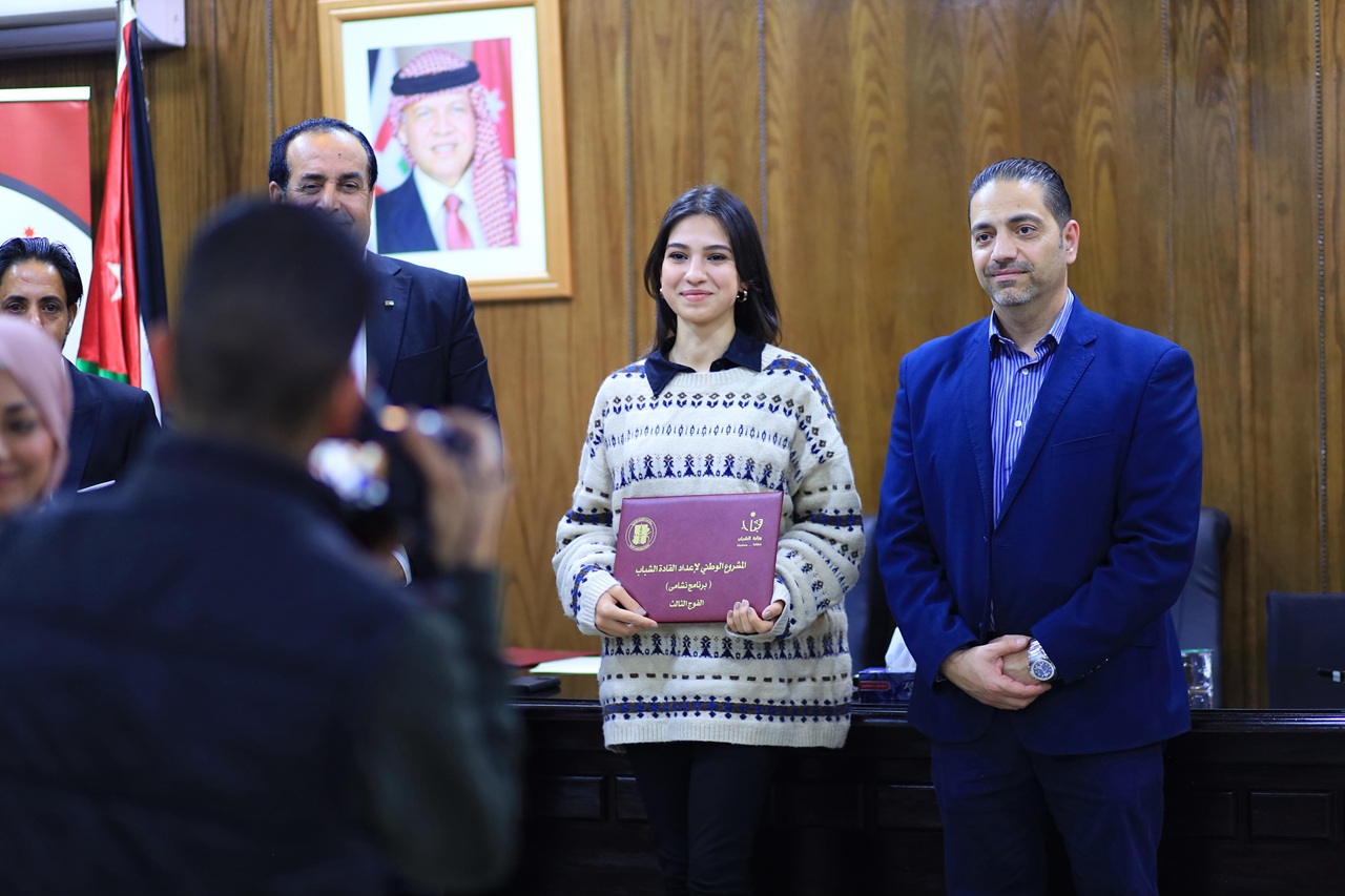 الطالبة آن من جامعة عمان العربية تختتم مشاركتها في برنامج "نشامى" لإعداد القادة الشباب بـ(80) ساعة تدريبية نوعية10