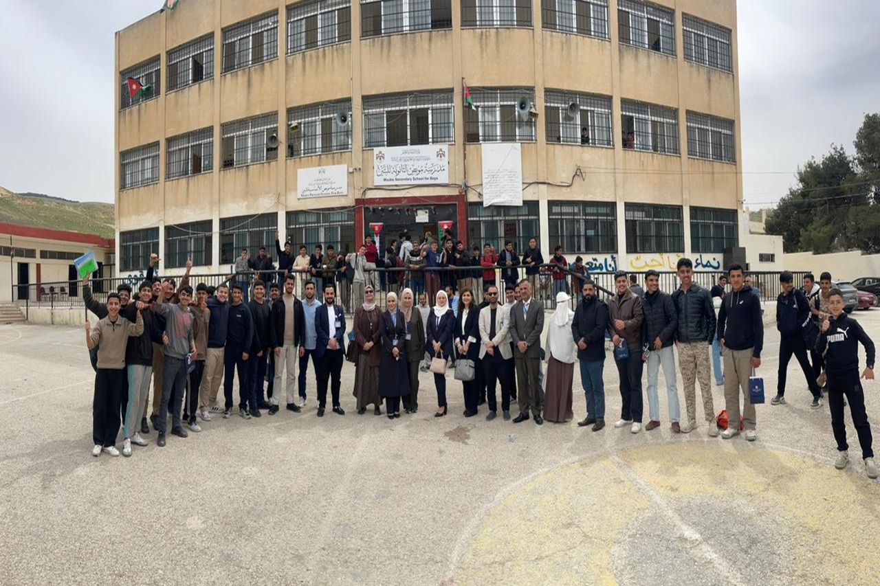 جامعة عمان العربية تطلق مبادرة "جسور المعرفة" لتعزيز التواصل مع المدارس2