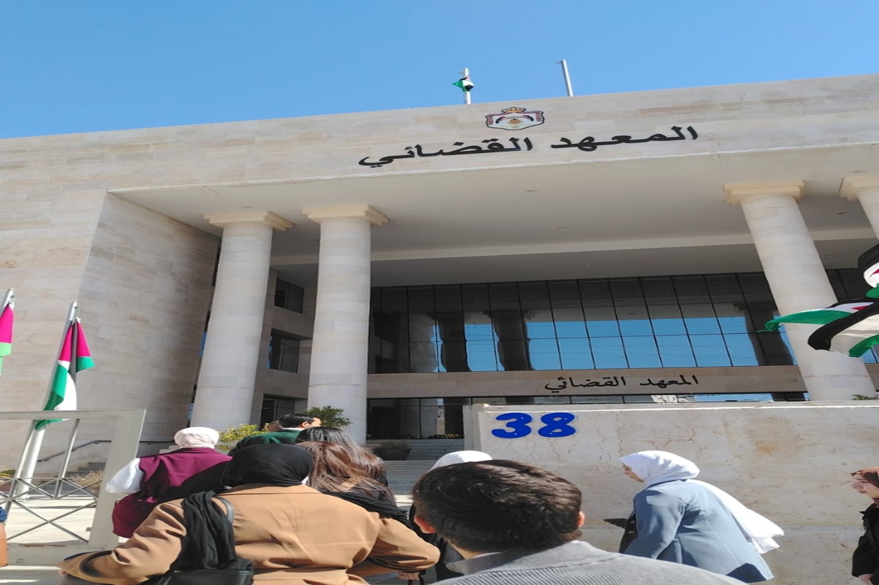 طلبة جامعة عمان العربية في زيارة علمية إلى المعهد القضائي الأردني لتعزيز المعرفة القانونية والتطبيقية2