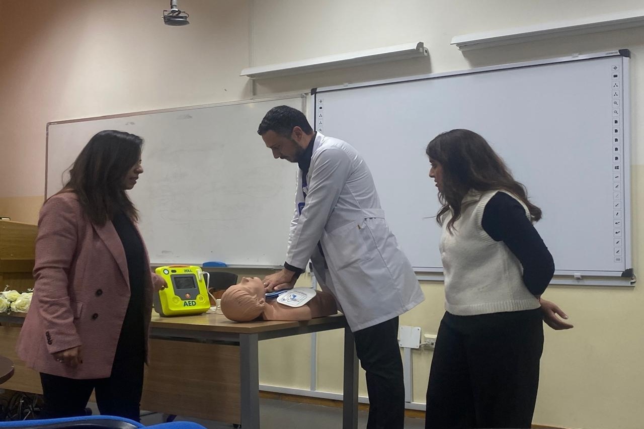 جامعة عمان العربية تعقد دورة تدريبية في الإنعاش القلبي الرئوي واستخدام جهاز (AED) بالتعاون مع شركة (ZOll) العالمية13
