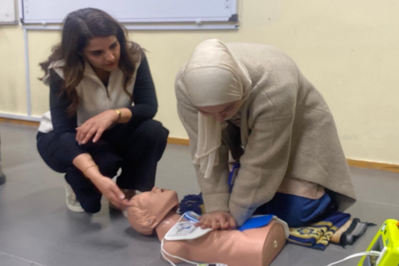 جامعة عمان العربية تعقد دورة تدريبية في الإنعاش القلبي الرئوي واستخدام جهاز (AED) بالتعاون مع شركة (ZOll) العالمية15