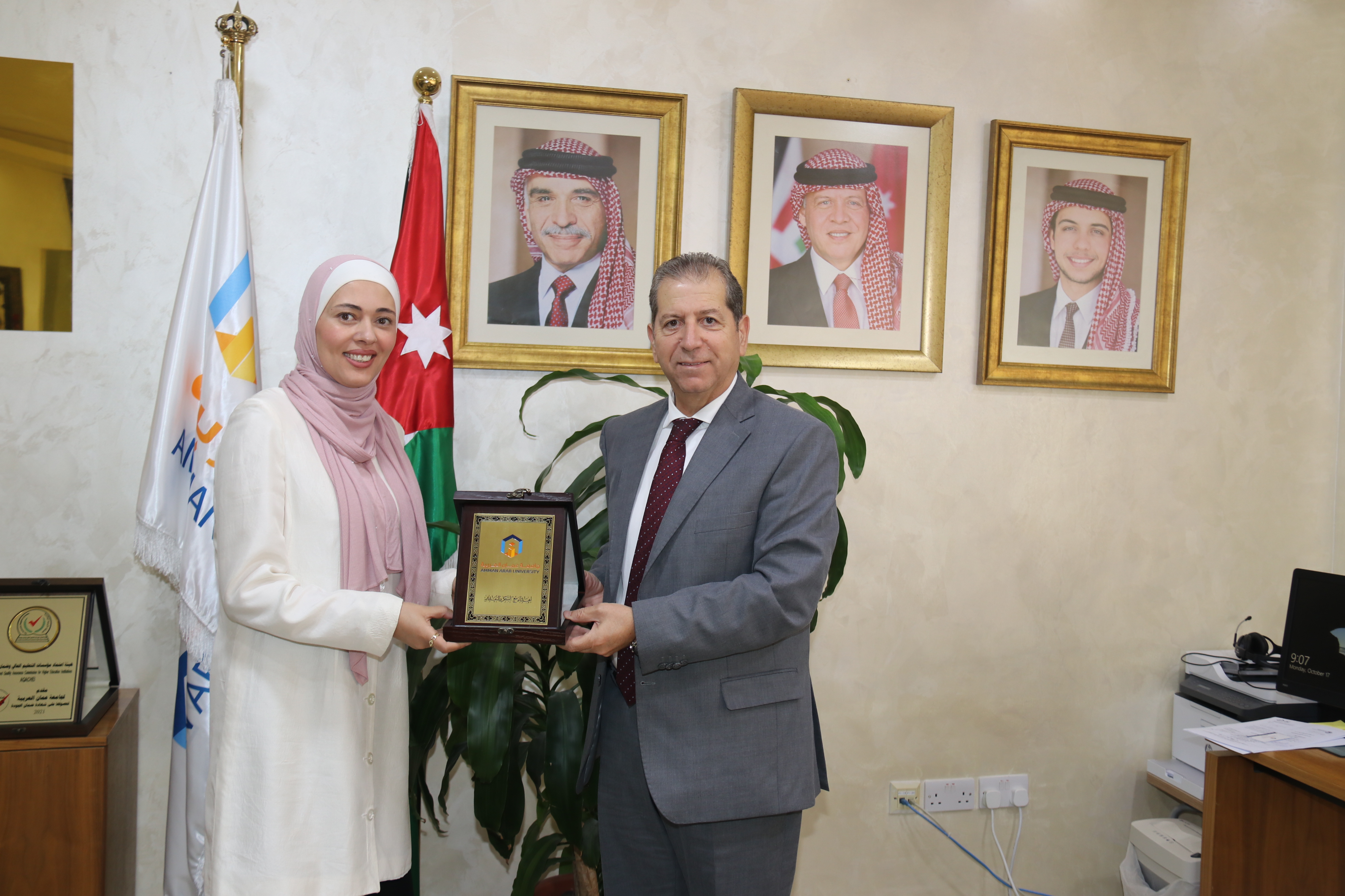 رئيس "عمان العربية" يلتقي الكاتبة والناشطة سنا السالم أحدى خريجات جامعة عمان العربية المتميزات 