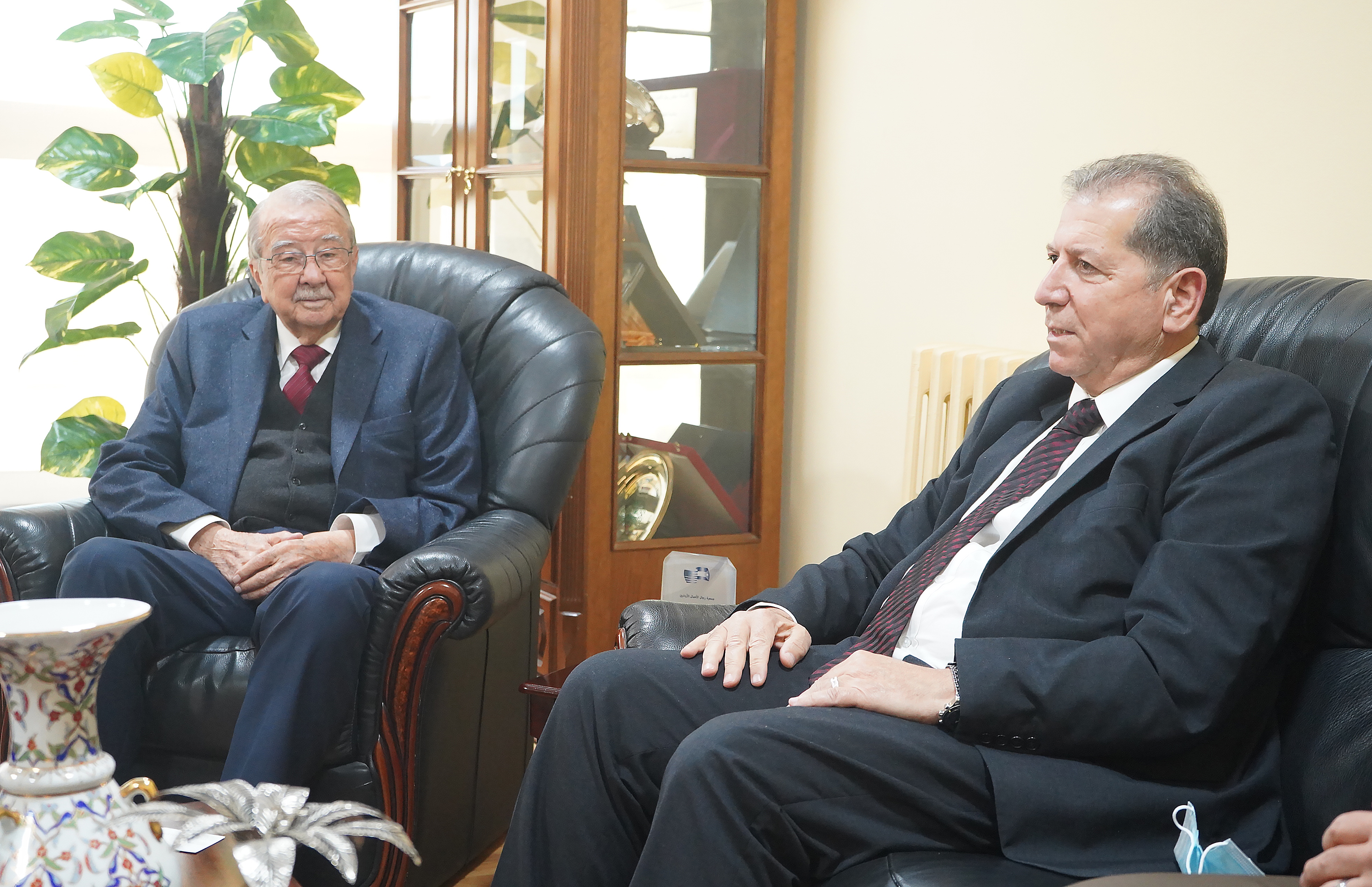 رئيس جامعة عمان العربية يزور جمعية رجال الأعمال الأردنيين2