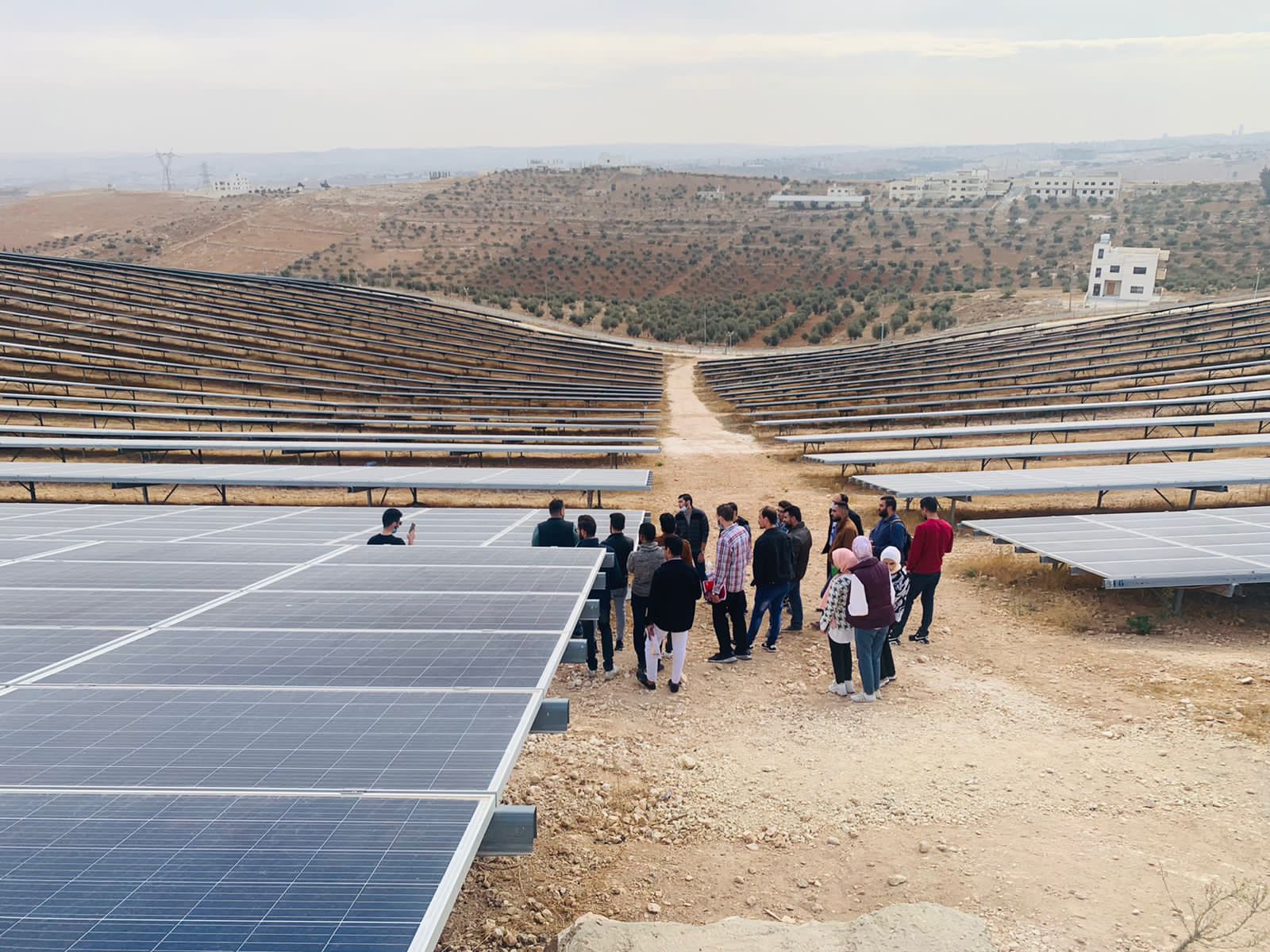 قسم هندسة الطاقة المتجددة ينظم زيارة ميدانية لأحد مشاريع الطاقة الشمسية في الأردن1