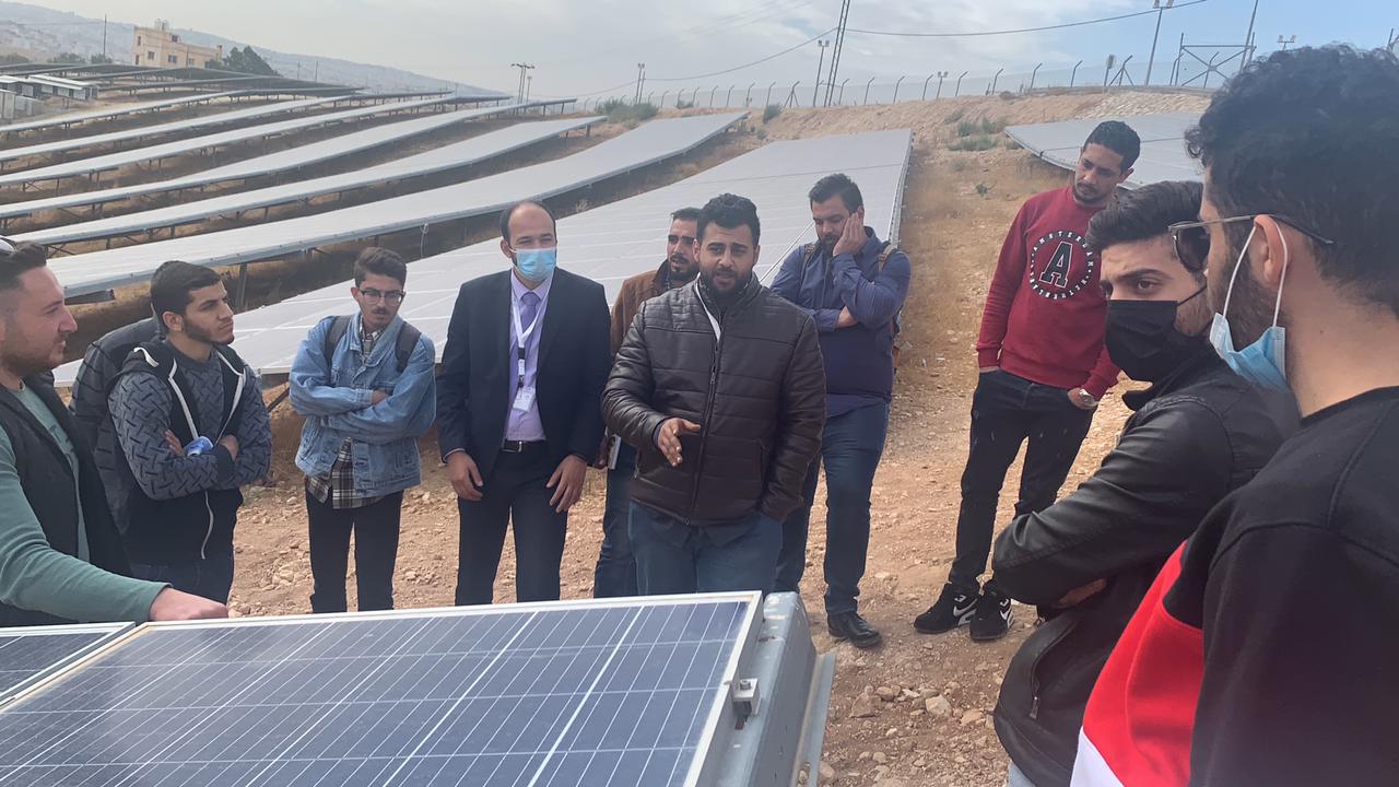 قسم هندسة الطاقة المتجددة ينظم زيارة ميدانية لأحد مشاريع الطاقة الشمسية في الأردن3