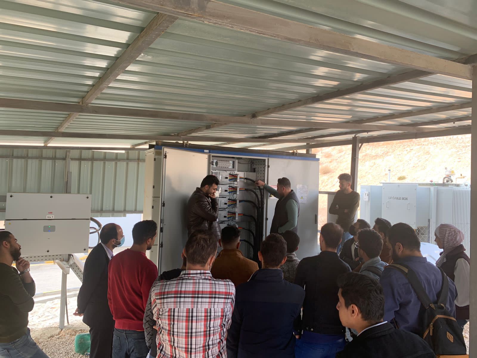 قسم هندسة الطاقة المتجددة ينظم زيارة ميدانية لأحد مشاريع الطاقة الشمسية في الأردن4