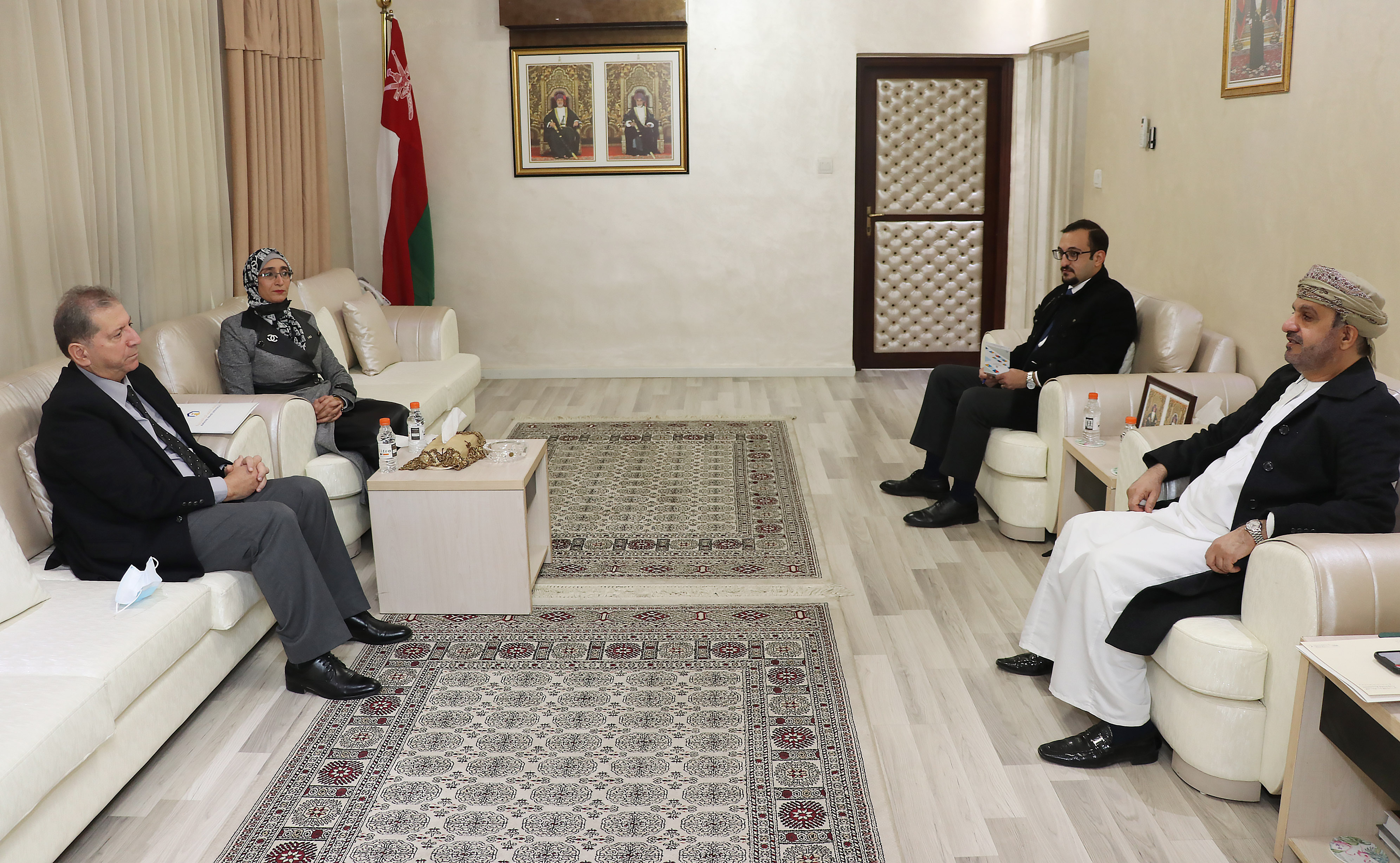 السفير العُماني يستقبل رئيس “عمان العربية” لبحث التعاون الأكاديمي والبحثي1