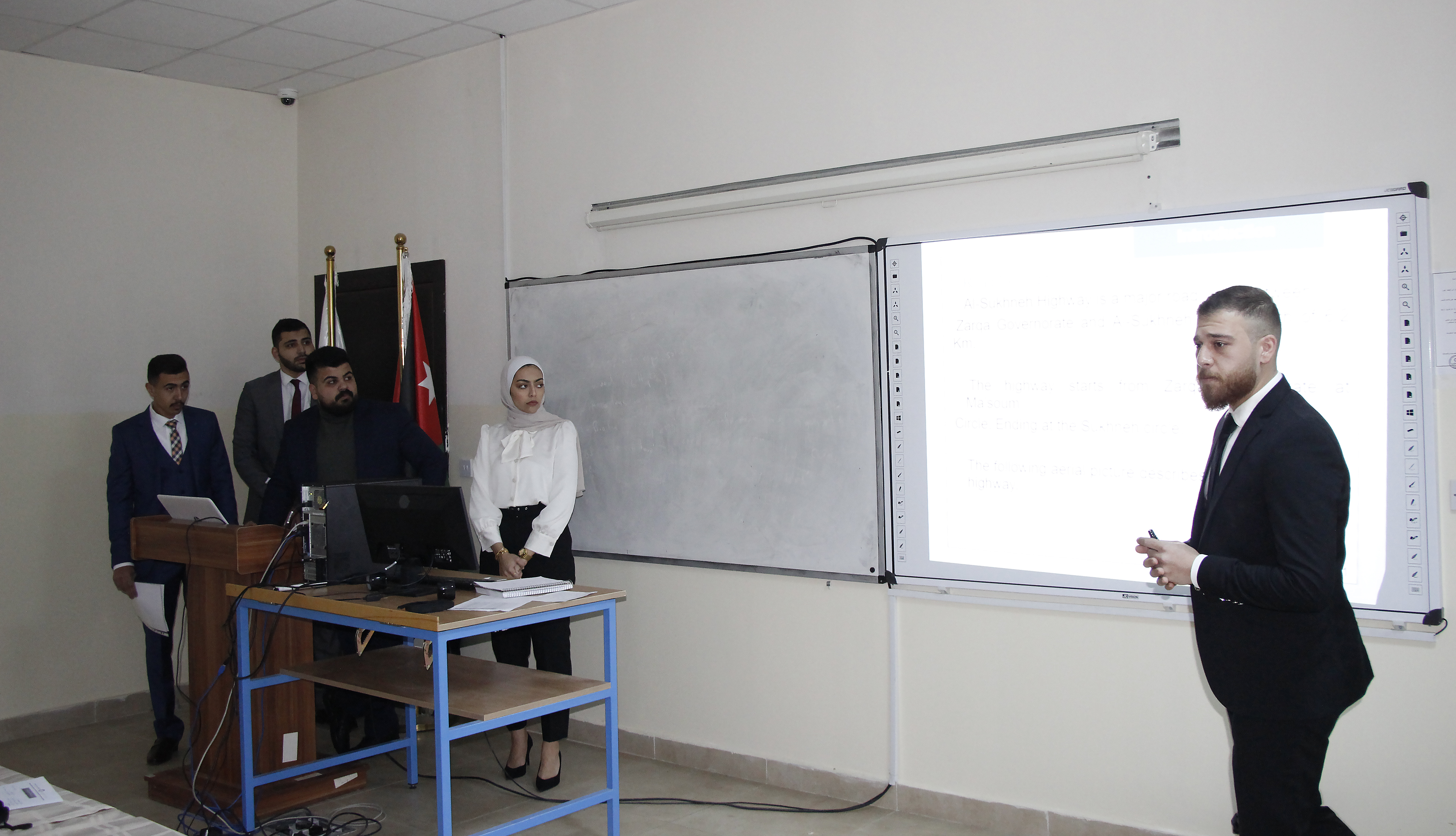 طلبة الهندسة المدنية في" عمان العربية " يناقشون مشاريع تخرجهم 1