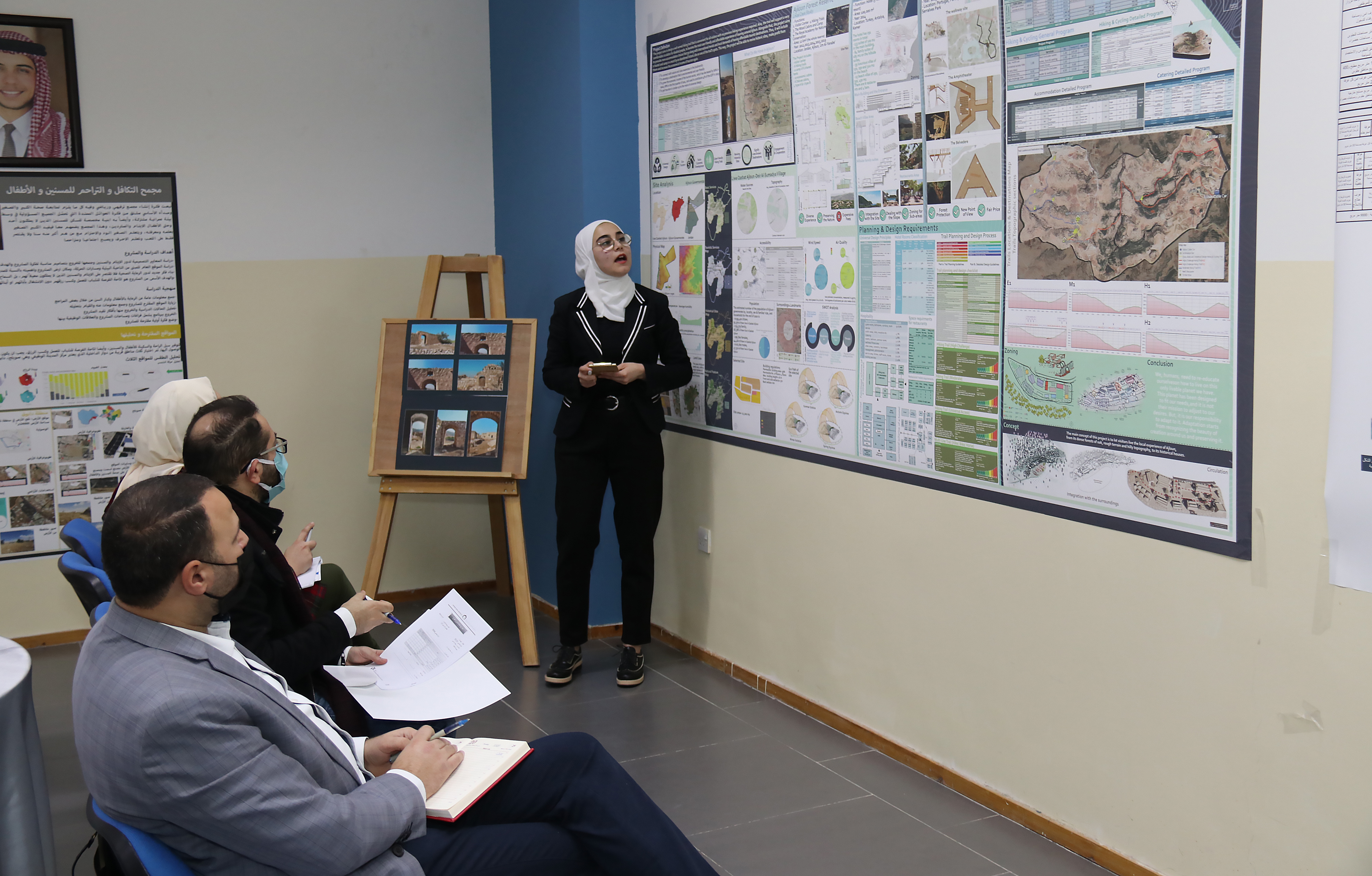 طلبة هندسة العمارة في" عمان العربية " يناقشون مشاريع تخرجهم4