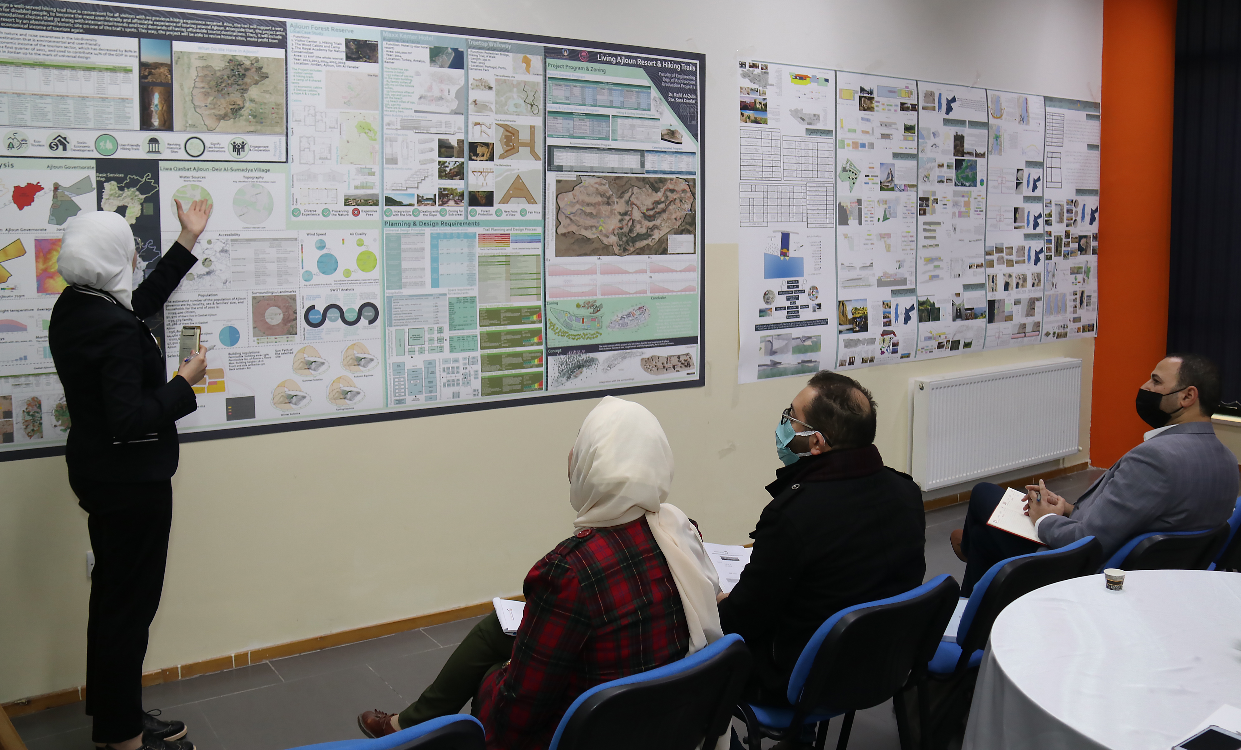 طلبة هندسة العمارة في" عمان العربية " يناقشون مشاريع تخرجهم5