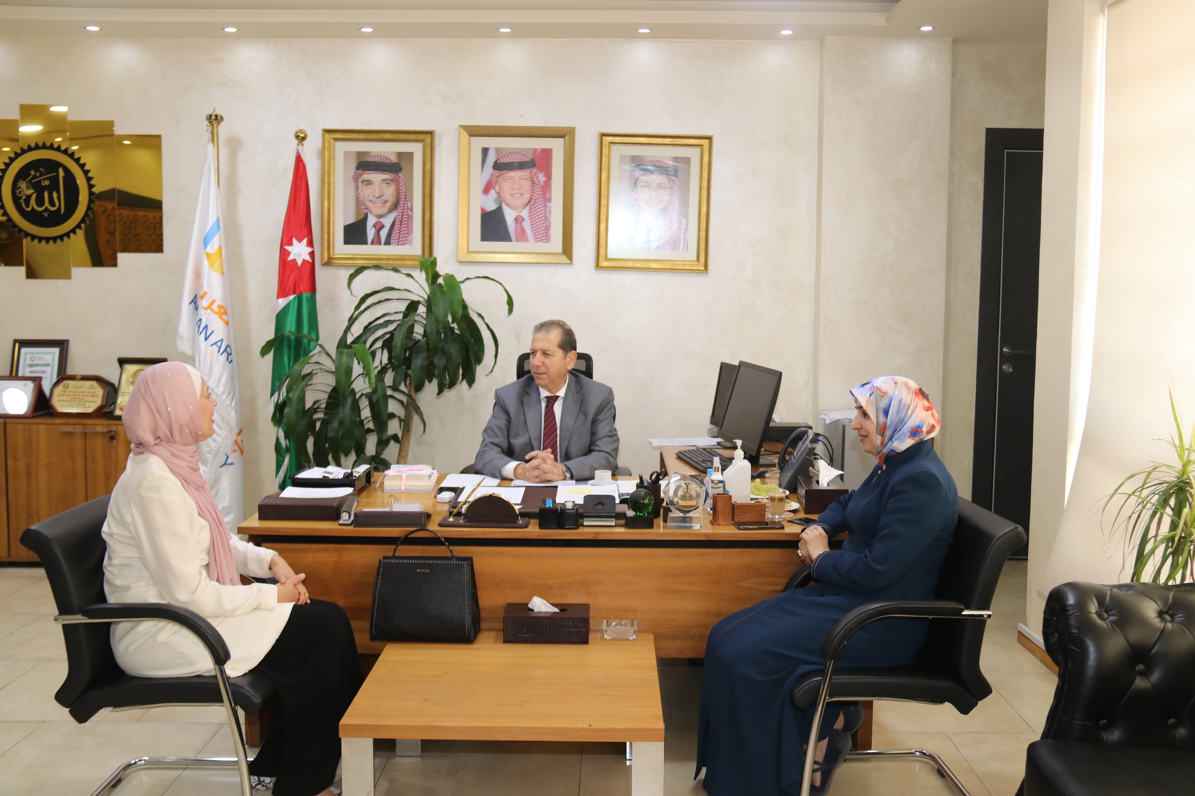 رئيس "عمان العربية" يلتقي الكاتبة والناشطة سنا السالم2