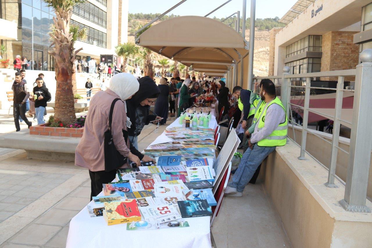 "عمان العربية" تستضيف فعاليات "سوق كرم" و "مبادرة احنا بكرا"15