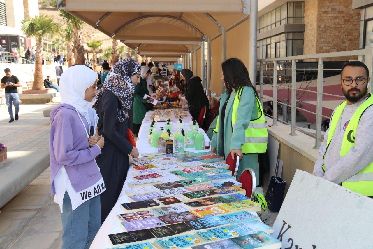"عمان العربية" تستضيف فعاليات "سوق كرم" و "مبادرة احنا بكرا"16