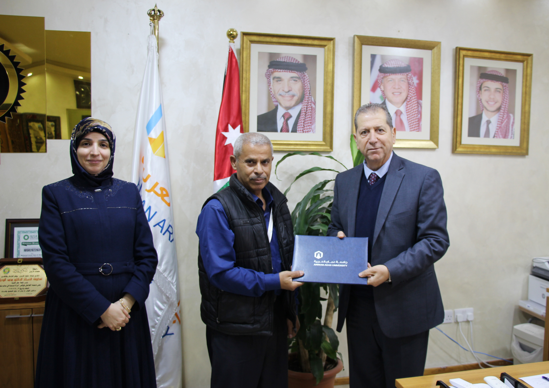 جائزة الموظف المتميز في عمان العربية لـ "عبد الرحمن أبو جعفر" و" عائشة الزواهرة"1