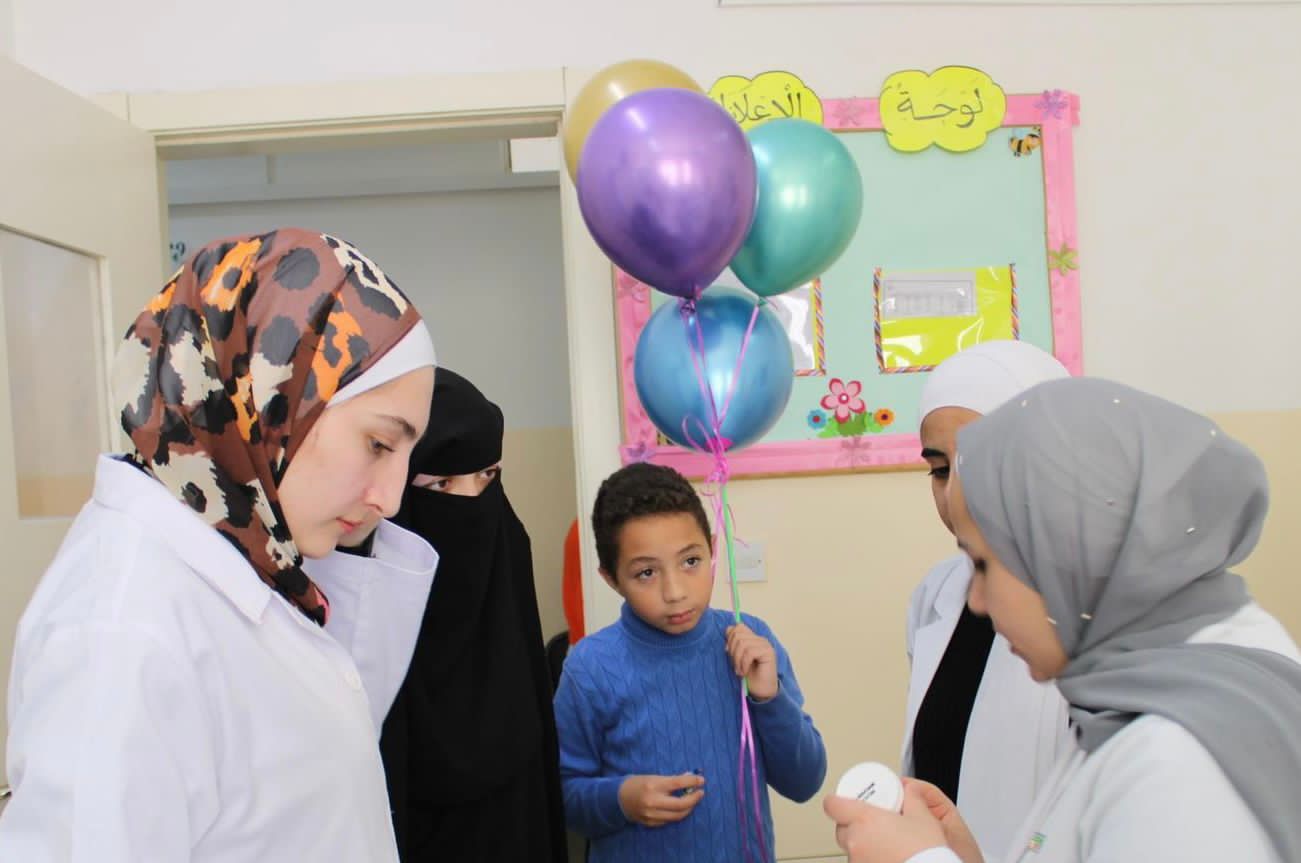 صيدلة "عمان العربية" تشارك في اليوم الطبي لأكاديمية الاتفاق الدولية1