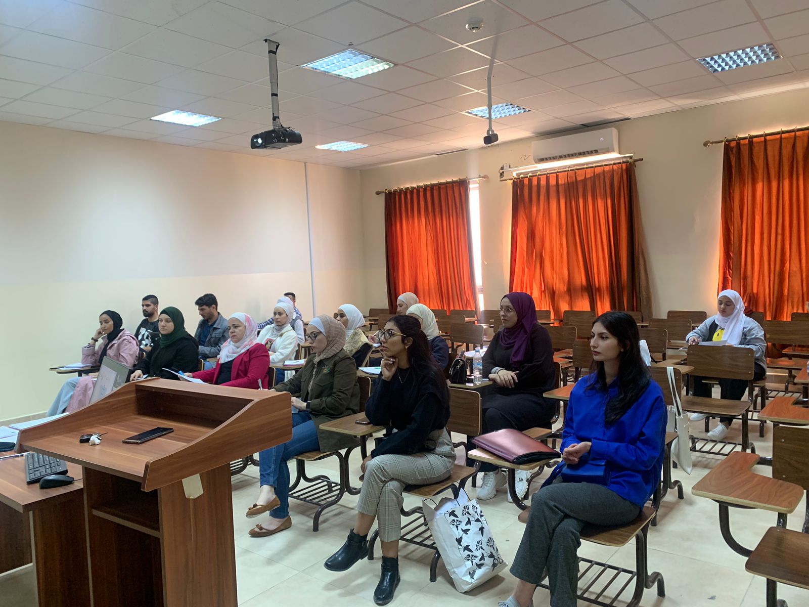 ورشة "أسس الكتابة الأكاديمية في البحث العلمي" لطلبة صيدلة عمان العربية1
