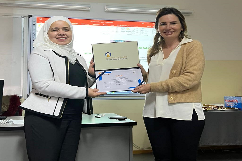 الدكتورة فادية سمارة تنقل تجربتها في العمل التطوعي لطلبة صيدلة عمان العربية2
