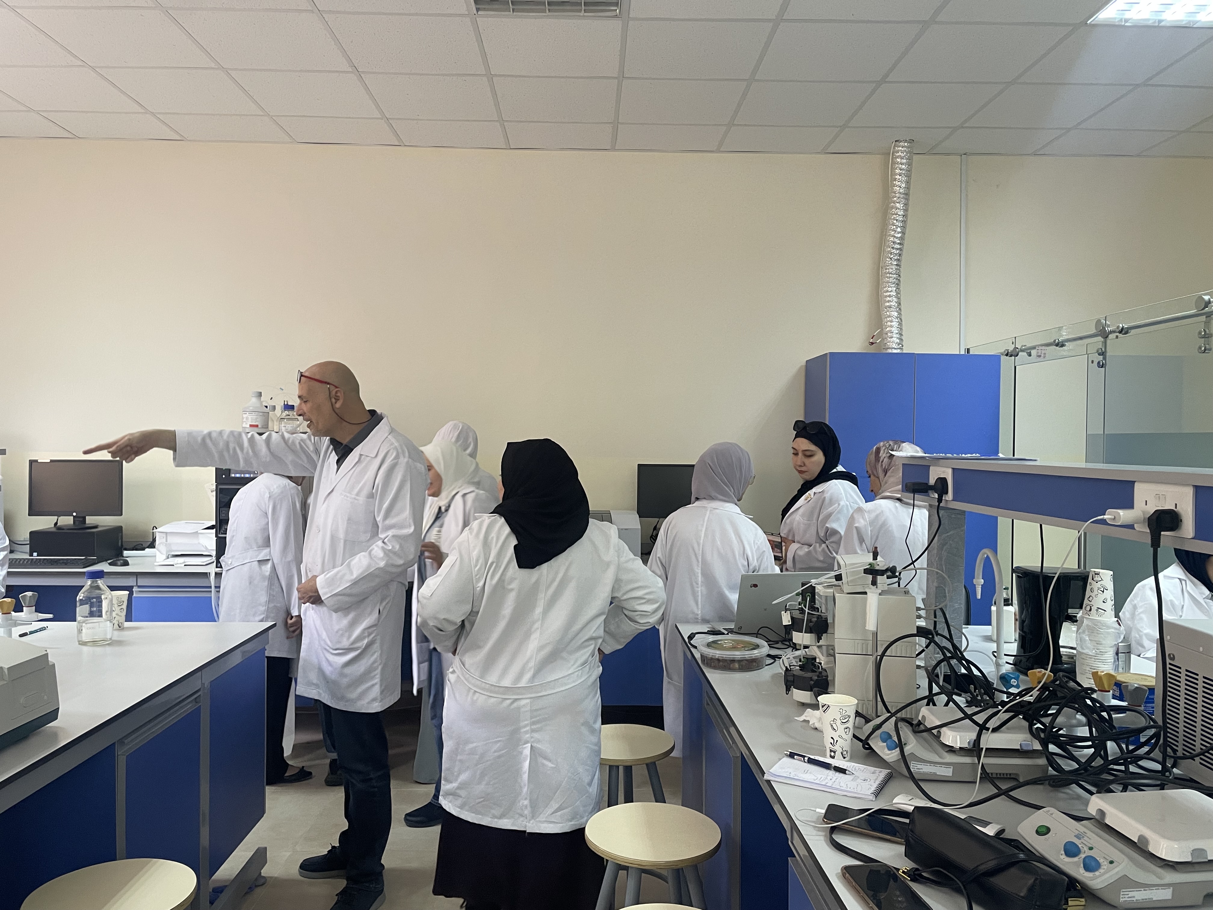 دورة متقدمة لطلبة صيدلة "عمان العربية" حول جهاز HPLC2