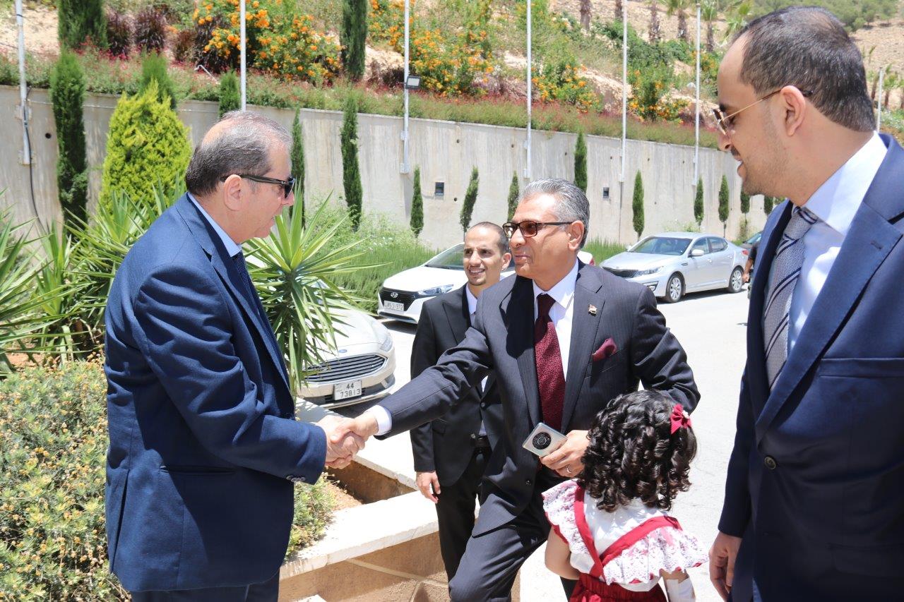 بحضور السفير اليمني مناقشة رسائل ماجستير في "عمان العربية" لطلبة يمنيين 1