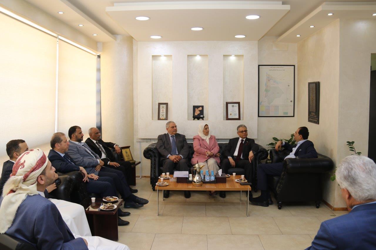 بحضور السفير اليمني مناقشة رسائل ماجستير في "عمان العربية" لطلبة يمنيين 5