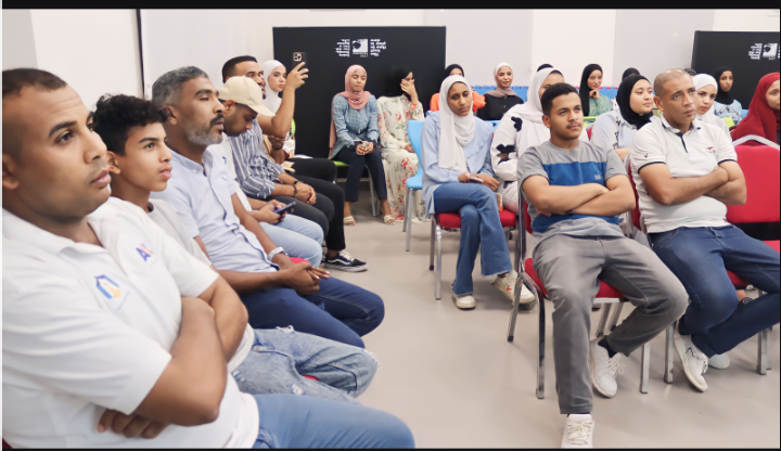 طلبة جامعة عمّان العربية بالتعاون مع مركز زها الثقافي يطلقان مبادرة (عينك على المستقبل مع AAU)6