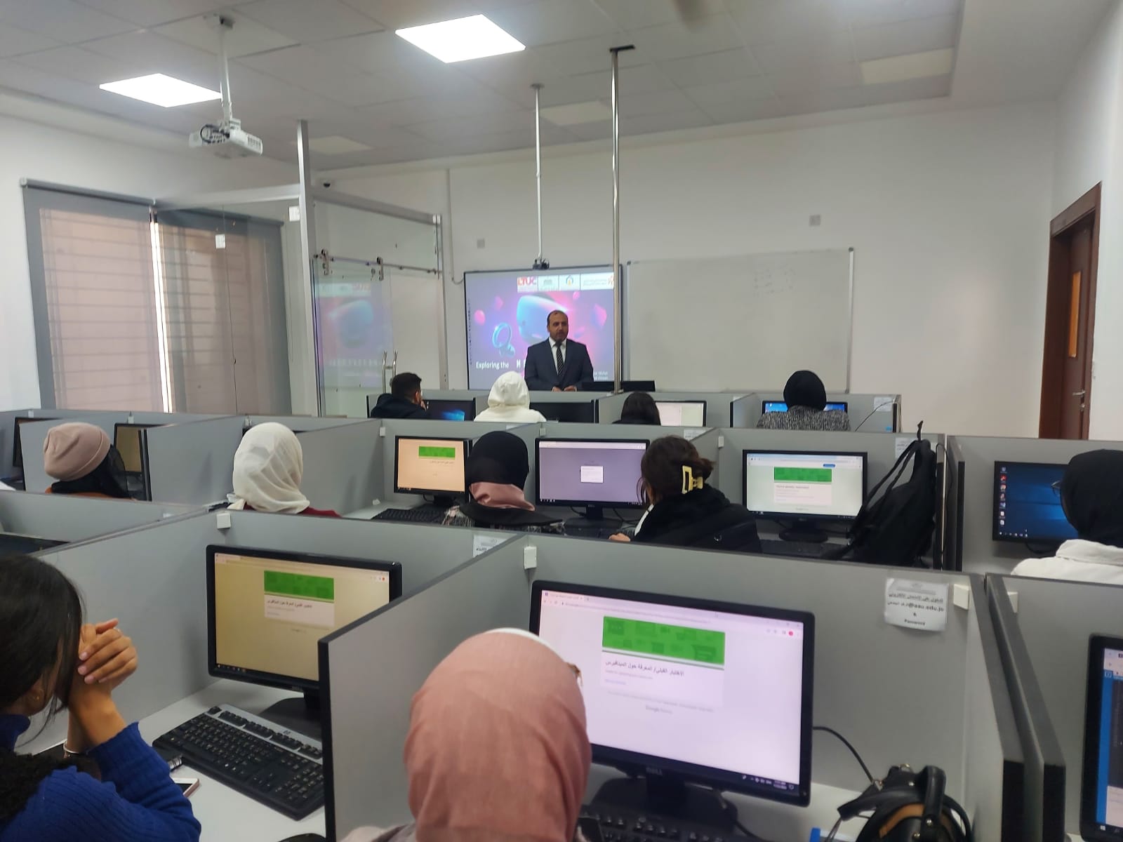ورشة تدريبية بعنوان "استكشاف عالم الميتافيرس" في جامعة عمان العربية1