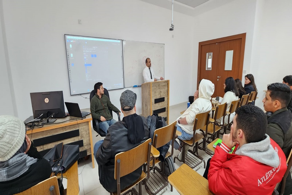 ورشة تدريبية حول نظام التشغيل Linux في جامعة عمان العربية3