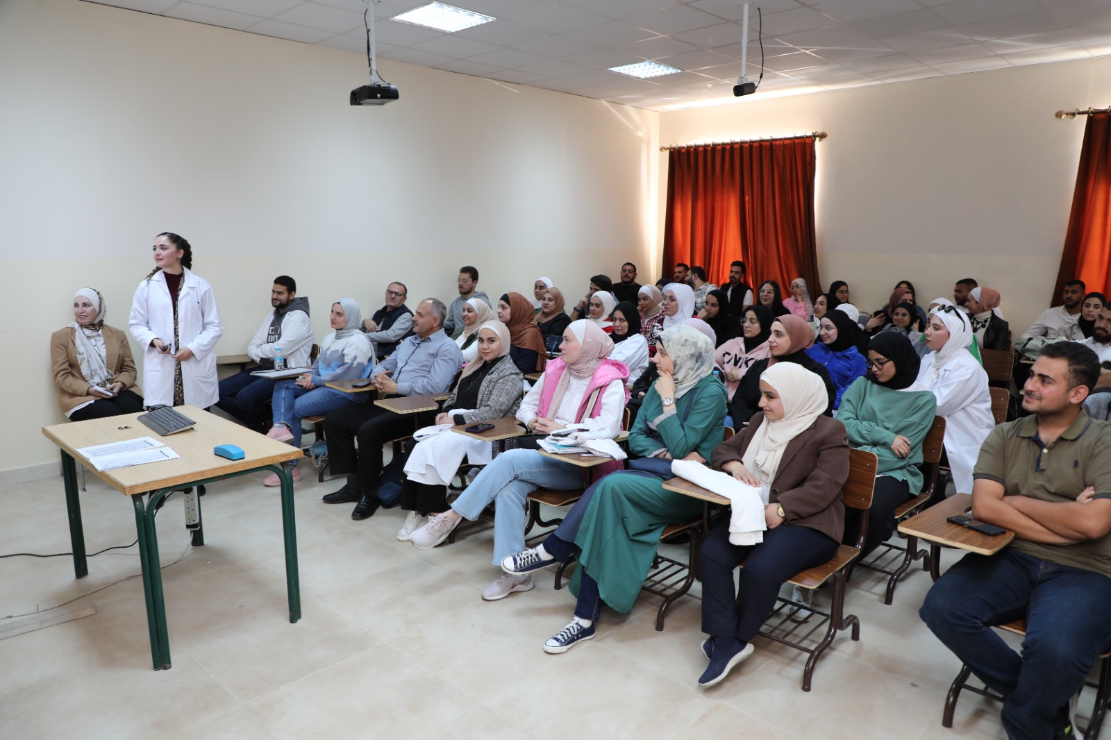 صيدلة "عمان العربية" تعقد ورشة متقدمة لطلبتها حول مبادئ التعامل مع الحيوانات 5