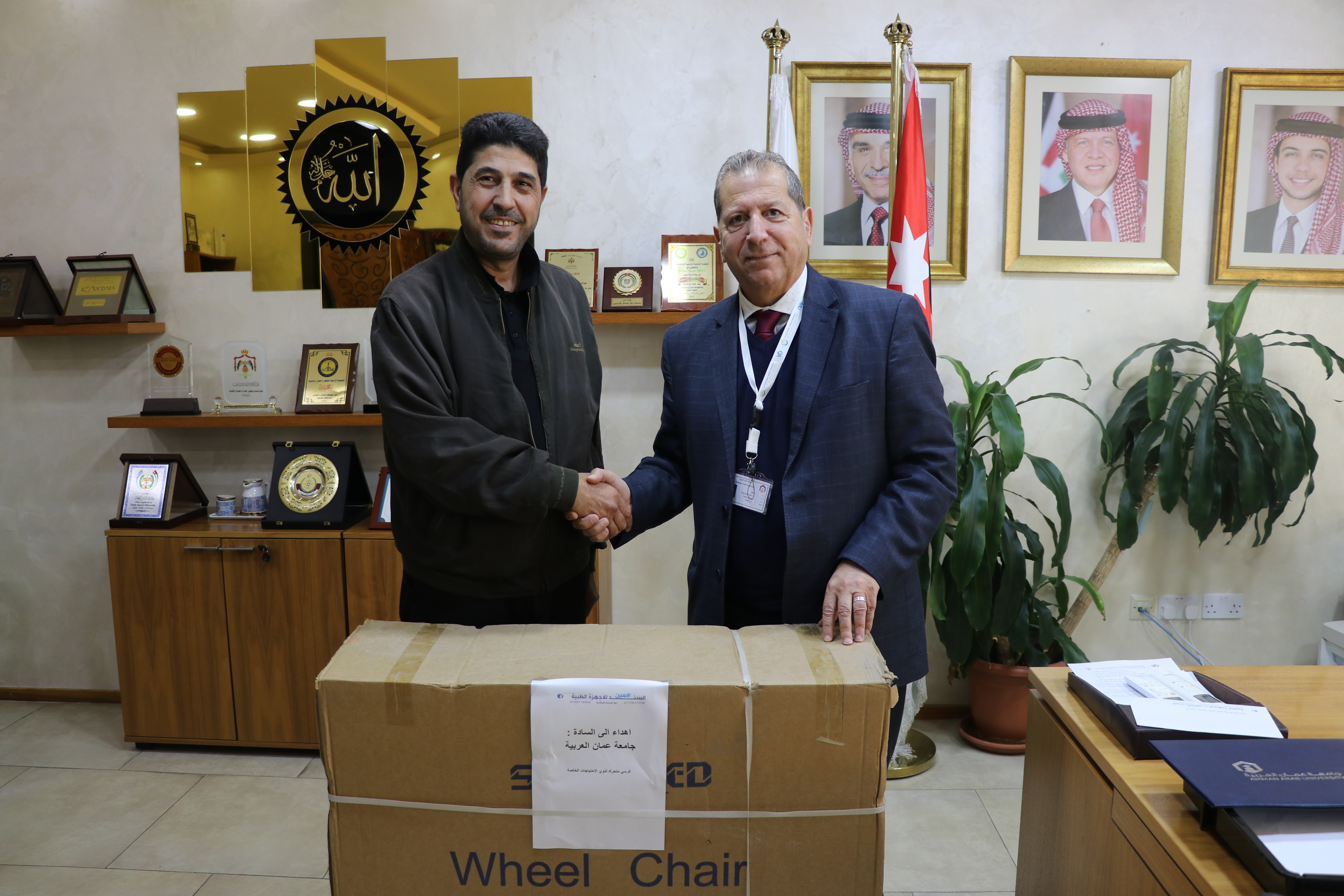 "عمان العربية" تتسلم كرسي متحرك لذوي الاحتياجات الخاصة كإهداء من السند الأمين للأجهزة الطبية2