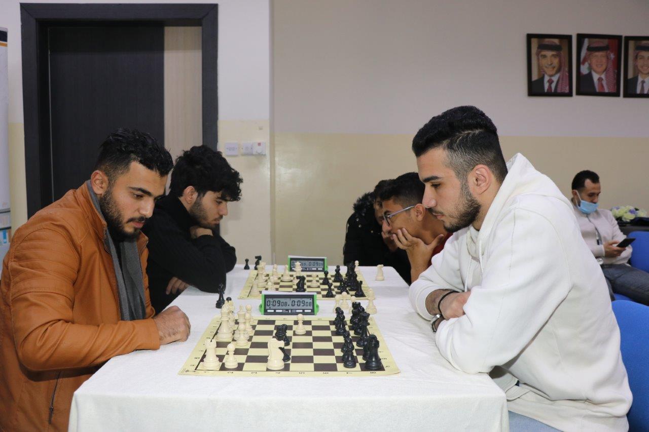 طلبة "عمان العربية" يتنافسون خلال بطولة شطرنج على مستوى الجامعة7