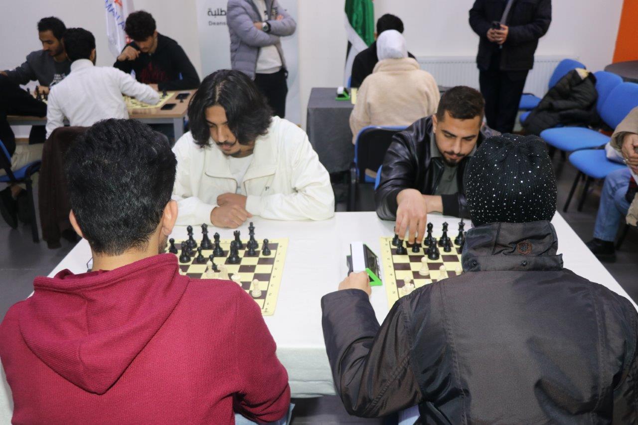 طلبة "عمان العربية" يتنافسون خلال بطولة شطرنج على مستوى الجامعة8