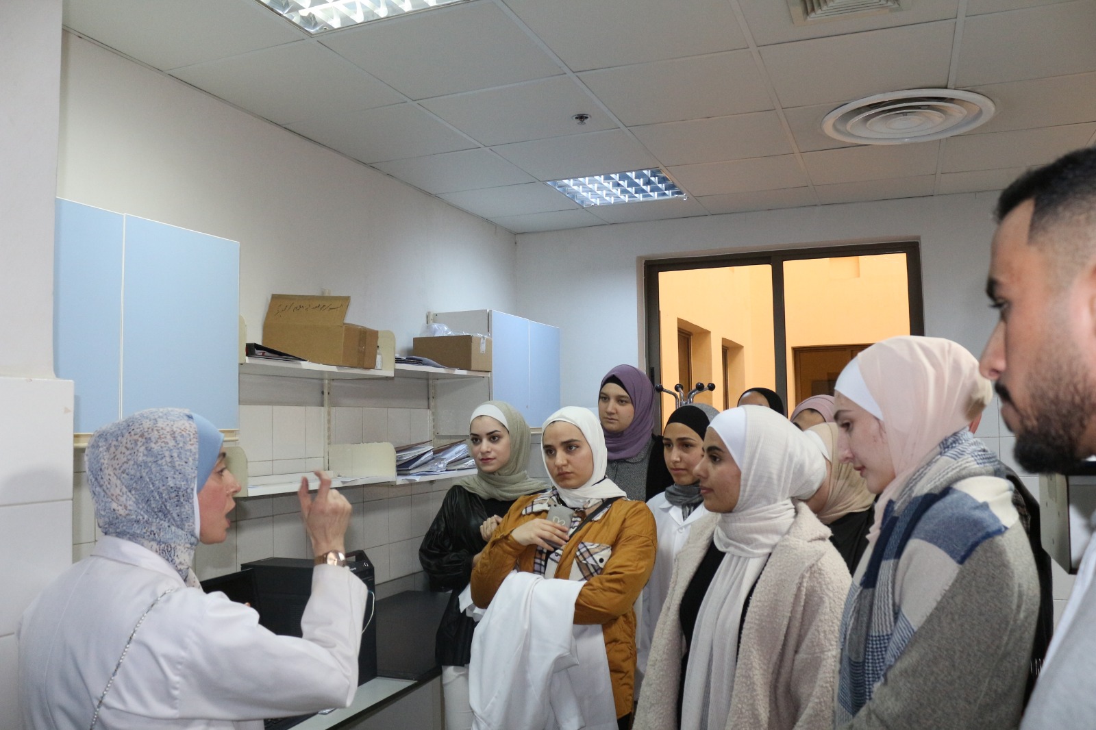 طلبة صيدلة "عمان العربية" يطلعون على عمل المؤسسة العامة للغذاء والدواء3
