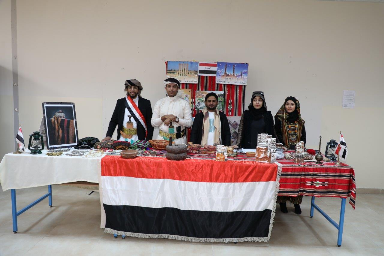 صيدلة "عمان العربية" تحتفي بالتنوع الثقافي للطلبة في يوم" الطب التقليدي بين الشعوب"2