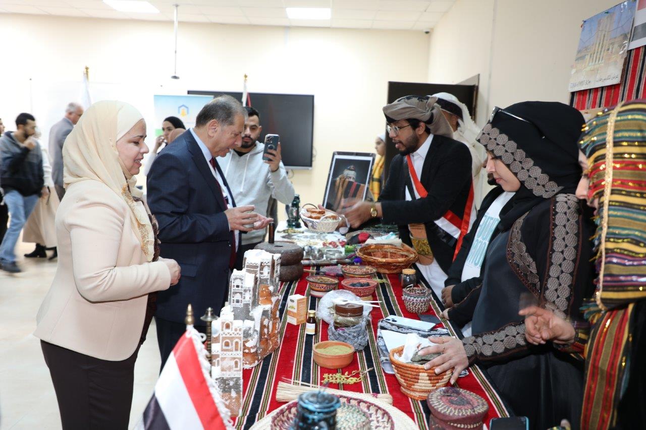 صيدلة "عمان العربية" تحتفي بالتنوع الثقافي للطلبة في يوم" الطب التقليدي بين الشعوب"15