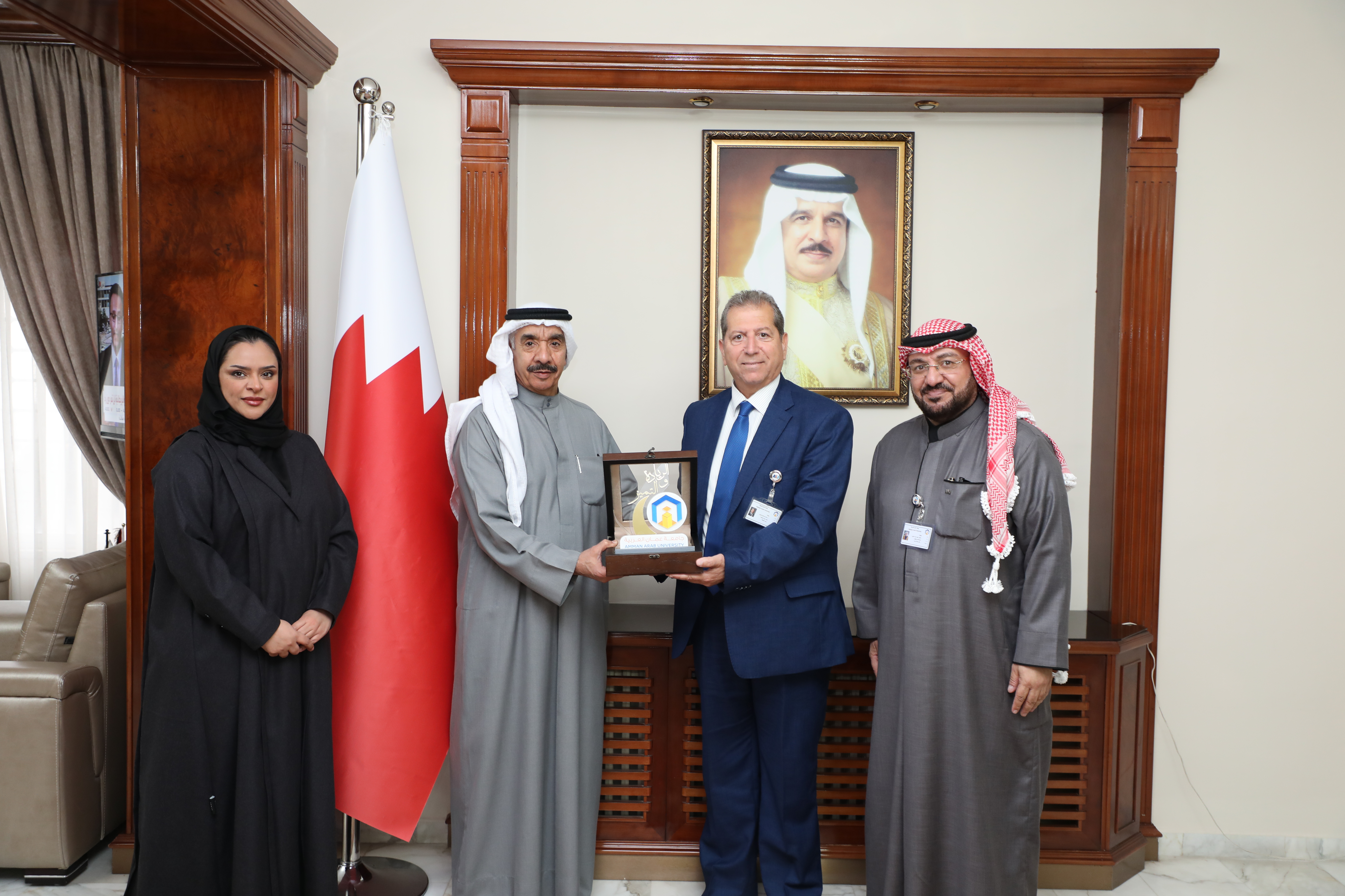 رئيس جامعة عمان العربية يزور سفارة مملكة البحرين1