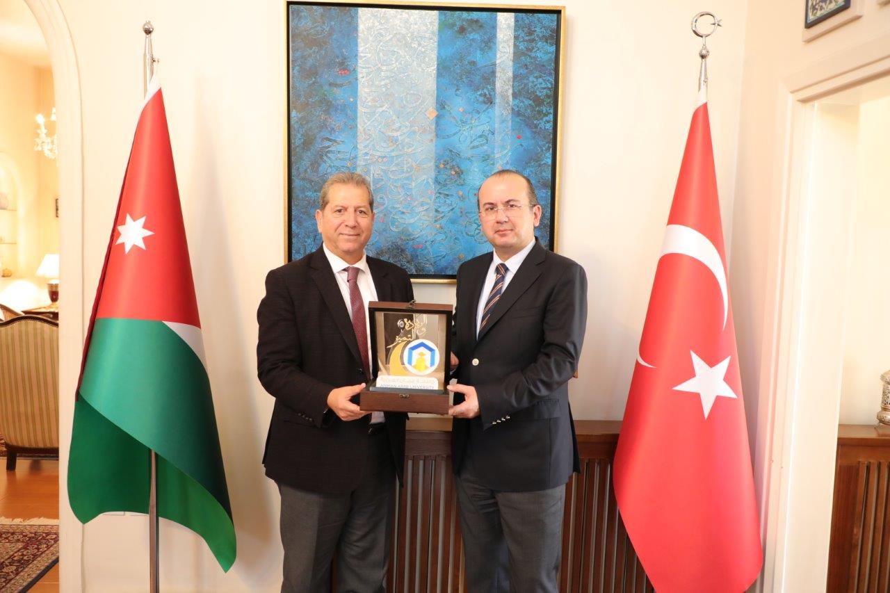 الوديان يبحث سبل التعاون المشتركة بين "عمان العربية" والسفارة التركية في الأردن5
