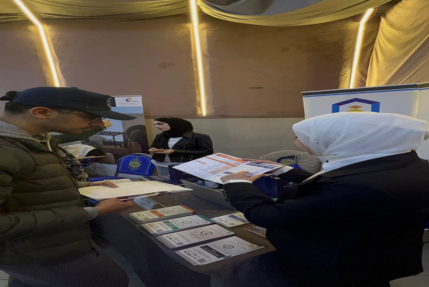 "عمان العربية" تشارك في معرض الإرشاد الجامعي في المدرسة الرقمية الأمريكية4