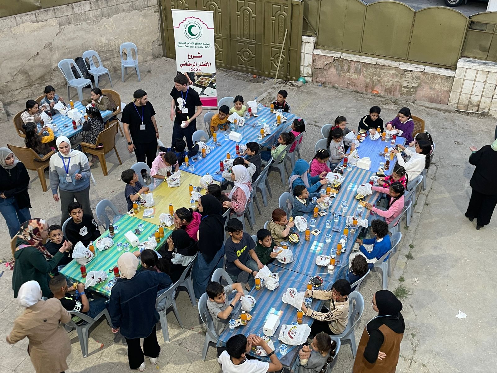 صيدلة "عمان العربية "تنظم افطاراً للأيتام وتوزع كسوة العيد1