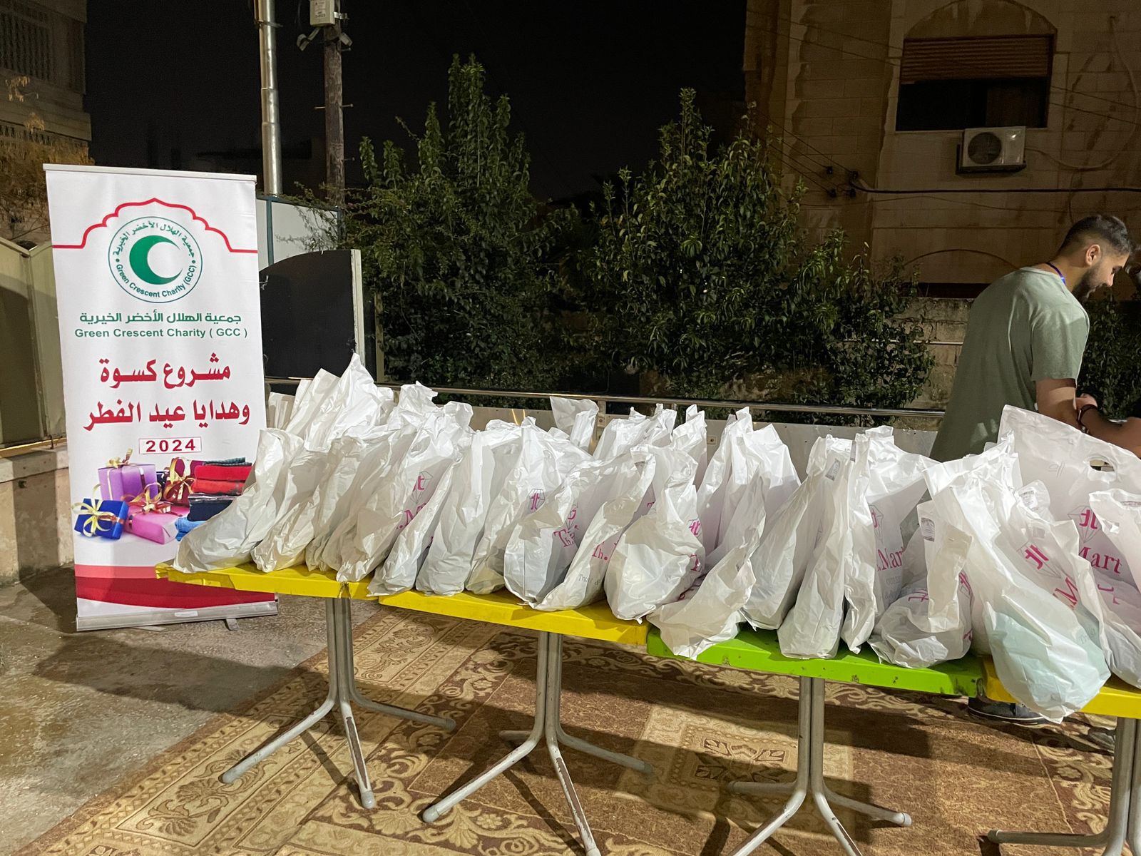 صيدلة "عمان العربية "تنظم افطاراً للأيتام وتوزع كسوة العيد2
